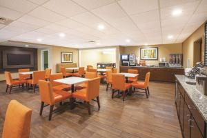 A restaurant or other place to eat at La Quinta by Wyndham Mechanicsburg - Harrisburg