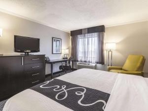 Habitación de hotel con cama, escritorio y TV. en La Quinta by Wyndham Denver Englewood Tech Ctr, en Greenwood Village