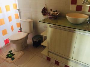 a bathroom with a white toilet and a sink at Chalé com Vista Privilegiada in Pilões
