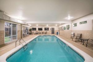 Swimmingpoolen hos eller tæt på La Quinta by Wyndham Chattanooga North - Hixson