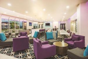 Salon oz. bar v nastanitvi La Quinta by Wyndham Dallas Plano - The Colony