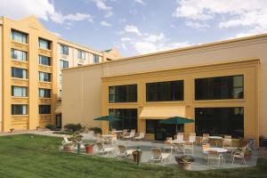 a building with tables and chairs in front of it at La Quinta by Wyndham Denver Englewood Tech Ctr in Greenwood Village