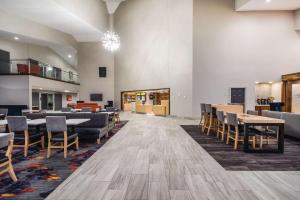 a lobby of a hospital with tables and chairs at La Quinta by Wyndham Chattanooga-Hamilton Place in Chattanooga