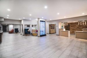 a lobby of a hotel with a reception area at La Quinta by Wyndham Chattanooga North - Hixson in Hixson