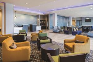 um átrio com sofás e cadeiras num hotel em La Quinta Inn & Suites by Wyndham Atlanta South - McDonough em McDonough