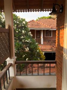 vistas a una casa desde el balcón exterior en Villa Araliya, en Negombo