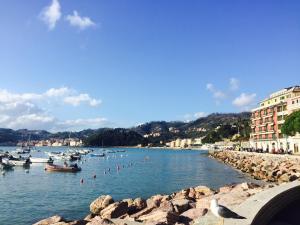a river with boats in the water and buildings at Il Montetto Mare e Natura in Arcola