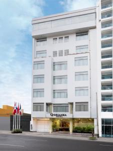 ein weißes Gebäude mit dem Ovationshotel in der Unterkunft Qorianka Hotel in Lima