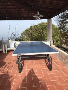 stół do ping ponga na ceglanym patio w obiekcie "Villa Le Cicale" Lipari w mieście Lipari +37 zdjęć