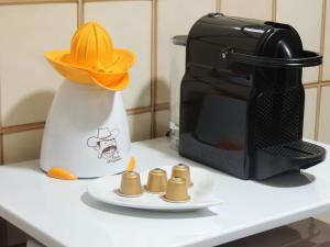 オビエドにあるPrecioso piso en Oviedo, Parking, Wifi y Netflix By DeLabra Apartmentsのカウンター(コーヒーメーカー、食器付)