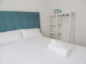 オビエドにあるPrecioso piso en Oviedo, Parking, Wifi y Netflix By DeLabra Apartmentsの緑の壁のベッドルーム1室(白いベッド1台付)