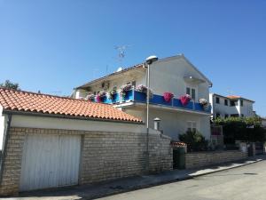 una casa con flores en sus balcones en Vile Park Studio Apartments, en Poreč