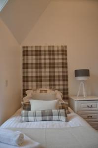 A bed or beds in a room at Edinburgh37
