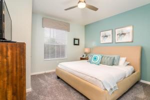 a bedroom with a bed and a ceiling fan at Orlando Escape in Orlando