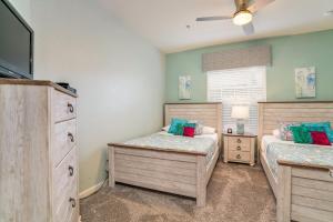 Giường trong phòng chung tại Orlando Escape