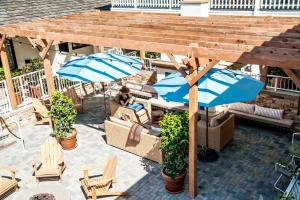 einen Blick über eine Terrasse mit blauen Sonnenschirmen in der Unterkunft Hotel Carmel in Carmel
