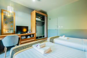 Postel nebo postele na pokoji v ubytování The Rubber Hotel Phuket