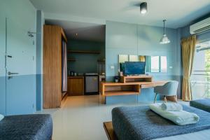 Kuchyň nebo kuchyňský kout v ubytování The Rubber Hotel Phuket
