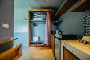 Kuchyň nebo kuchyňský kout v ubytování The Rubber Hotel Phuket