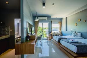 TV a/nebo společenská místnost v ubytování The Rubber Hotel Phuket