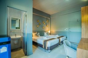 Postel nebo postele na pokoji v ubytování The Rubber Hotel Phuket