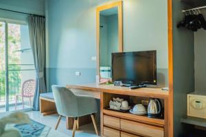 TV a/nebo společenská místnost v ubytování The Rubber Hotel Phuket
