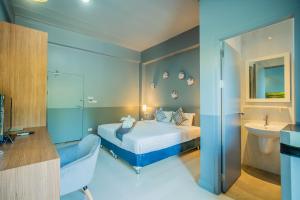 Postel nebo postele na pokoji v ubytování The Rubber Hotel Phuket