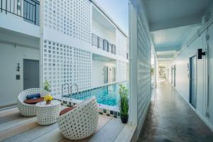 Bazén v ubytování The Rubber Hotel Phuket nebo v jeho okolí