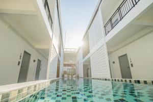 Bazén v ubytování The Rubber Hotel Phuket nebo v jeho okolí