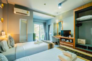 TV a/nebo společenská místnost v ubytování The Rubber Hotel Phuket