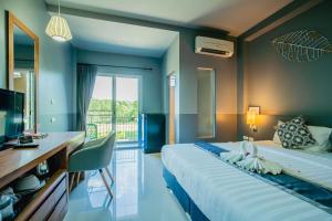 Postel nebo postele na pokoji v ubytování The Rubber Hotel Phuket