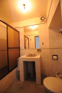 Koupelna v ubytování Hostal Recoleta Sur
