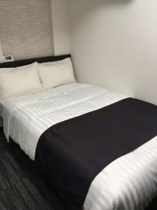 Postel nebo postele na pokoji v ubytování Shinbashi Urban Hotel