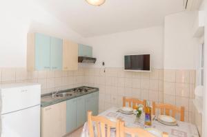 Kuchyňa alebo kuchynka v ubytovaní Apartments Sklopina + 19 fotografií