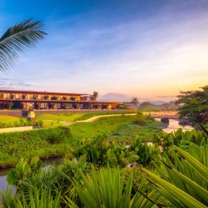 Hotel Komune and Beach Club Bali في كيراماس: اطلالة المنتجع من الحديقة