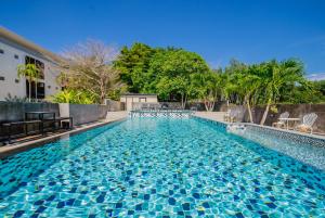 Bazén v ubytování The Rubber Hotel Phuket nebo v jeho okolí