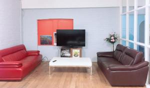 TV a/nebo společenská místnost v ubytování Backpackers Imperial Hotel