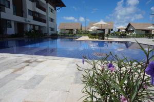- une piscine au milieu d'un bâtiment dans l'établissement Deluxe Cupe Beach Living, à Porto de Galinhas