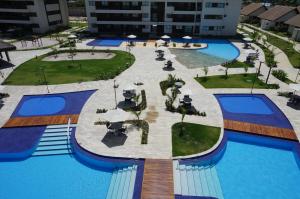 - une vue sur la piscine du complexe dans l'établissement Deluxe Cupe Beach Living, à Porto de Galinhas