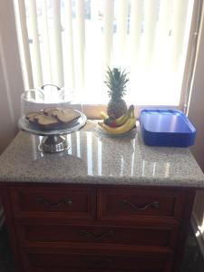 un mostrador con una piña y un plato de comida. en Americas Best Value Inn - Downtown Oakland/Lake Merritt, en Oakland