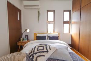 Tempat tidur dalam kamar di Pine House in ARAHA
