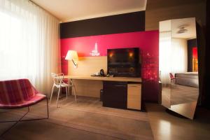 Televízia a/alebo spoločenská miestnosť v ubytovaní Hotel Cristal Białystok
