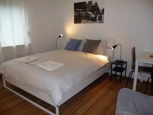 1 dormitorio con 1 cama con 2 toallas en rooms lux city en Luxemburgo