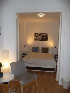1 dormitorio con 1 cama, 1 silla y 1 mesa en rooms lux city, en Luxemburgo