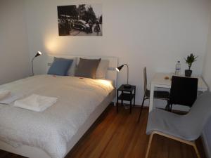 1 dormitorio con cama, escritorio y mesa en rooms lux city en Luxemburgo