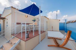 Balkón alebo terasa v ubytovaní Gregos Rooftop Suite City Center w. Sea View