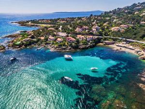 an aerial view of a beach with boats in the water at Appartement piscine mer montagne in Les Issambres