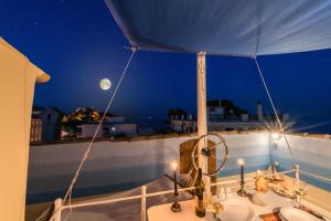 Bazén v ubytovaní Gregos Rooftop Suite City Center w. Sea View alebo v jeho blízkosti