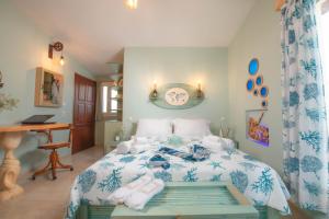 Posteľ alebo postele v izbe v ubytovaní Gregos Rooftop Suite City Center w. Sea View