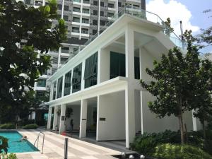 un edificio bianco con piscina di fronte a un edificio di Cybersquare 19 Cozy Studio Home Cyberjaya, Flexihome-MY a Cyberjaya